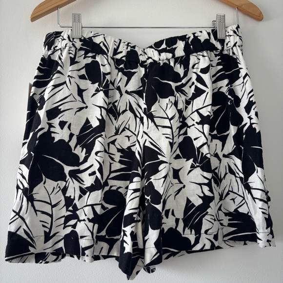 NWT MICHAEL Michael Kors High Waisted Black and White Palm Print Floral Shorts M - Picture 4 of 6